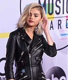 Selena_Gomez_-_2017_American_Music_Awards_on_November_19-150.jpg
