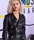 Selena_Gomez_-_2017_American_Music_Awards_on_November_19-151.jpg