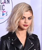 Selena_Gomez_-_2017_American_Music_Awards_on_November_19-154.jpg