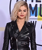 Selena_Gomez_-_2017_American_Music_Awards_on_November_19-159.jpg