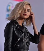 Selena_Gomez_-_2017_American_Music_Awards_on_November_19-16~0.jpg