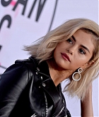 Selena_Gomez_-_2017_American_Music_Awards_on_November_19-17~0.jpg