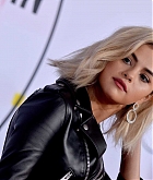 Selena_Gomez_-_2017_American_Music_Awards_on_November_19-18~0.jpg