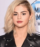 Selena_Gomez_-_2017_American_Music_Awards_on_November_19-20.jpg