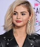 Selena_Gomez_-_2017_American_Music_Awards_on_November_19-23~0.jpg