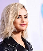 Selena_Gomez_-_2017_American_Music_Awards_on_November_19-24.jpg