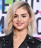 Selena_Gomez_-_2017_American_Music_Awards_on_November_19-26.jpg
