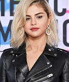 Selena_Gomez_-_2017_American_Music_Awards_on_November_19-27.jpg