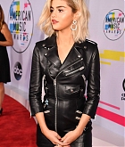 Selena_Gomez_-_2017_American_Music_Awards_on_November_19-29~0.jpg