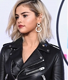 Selena_Gomez_-_2017_American_Music_Awards_on_November_19-31.jpg