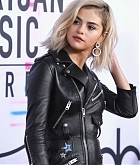 Selena_Gomez_-_2017_American_Music_Awards_on_November_19-35.jpg