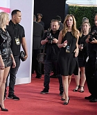 Selena_Gomez_-_2017_American_Music_Awards_on_November_19-35~0.jpg