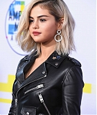 Selena_Gomez_-_2017_American_Music_Awards_on_November_19-36.jpg