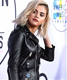 Selena_Gomez_-_2017_American_Music_Awards_on_November_19-36~0.jpg