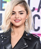 Selena_Gomez_-_2017_American_Music_Awards_on_November_19-37.jpg
