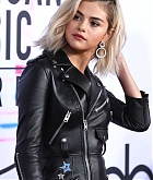 Selena_Gomez_-_2017_American_Music_Awards_on_November_19-39~0.jpg