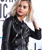 Selena_Gomez_-_2017_American_Music_Awards_on_November_19-40~0.jpg