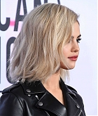 Selena_Gomez_-_2017_American_Music_Awards_on_November_19-41~0.jpg