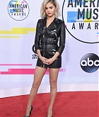 Selena_Gomez_-_2017_American_Music_Awards_on_November_19-43.jpg