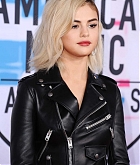 Selena_Gomez_-_2017_American_Music_Awards_on_November_19-47.jpg