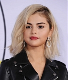 Selena_Gomez_-_2017_American_Music_Awards_on_November_19-60~0.jpg
