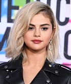 Selena_Gomez_-_2017_American_Music_Awards_on_November_19-65.jpg