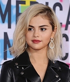 Selena_Gomez_-_2017_American_Music_Awards_on_November_19-69.jpg