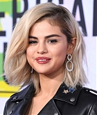 Selena_Gomez_-_2017_American_Music_Awards_on_November_19-83.jpg