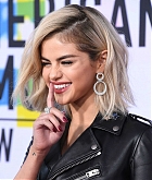 Selena_Gomez_-_2017_American_Music_Awards_on_November_19-91.jpg