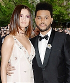 Selena_Gomez_-_2017_MET_Gala_at_The_Metropolitan_Museum_of_Art_on_May_1-05.jpg