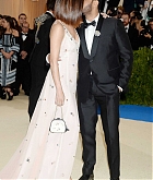 Selena_Gomez_-_2017_MET_Gala_at_The_Metropolitan_Museum_of_Art_on_May_1-13.jpg