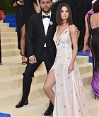 Selena_Gomez_-_2017_MET_Gala_at_The_Metropolitan_Museum_of_Art_on_May_1-14~0.jpg