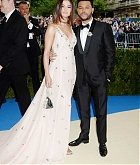 Selena_Gomez_-_2017_MET_Gala_at_The_Metropolitan_Museum_of_Art_on_May_1-17.jpg