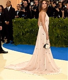 Selena_Gomez_-_2017_MET_Gala_at_The_Metropolitan_Museum_of_Art_on_May_1-17~0.jpg