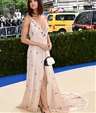 Selena_Gomez_-_2017_MET_Gala_at_The_Metropolitan_Museum_of_Art_on_May_1-26.jpg