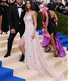 Selena_Gomez_-_2017_MET_Gala_at_The_Metropolitan_Museum_of_Art_on_May_1-29.jpg