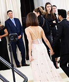 Selena_Gomez_-_2017_MET_Gala_at_The_Metropolitan_Museum_of_Art_on_May_1-53.jpg