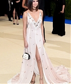 Selena_Gomez_-_2017_MET_Gala_at_The_Metropolitan_Museum_of_Art_on_May_1-56.jpg