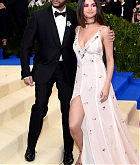 Selena_Gomez_-_2017_MET_Gala_at_The_Metropolitan_Museum_of_Art_on_May_1-59.jpg