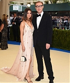 Selena_Gomez_-_2017_MET_Gala_at_The_Metropolitan_Museum_of_Art_on_May_1-61.jpg