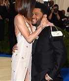 Selena_Gomez_-_2017_MET_Gala_at_The_Metropolitan_Museum_of_Art_on_May_1-65.jpg