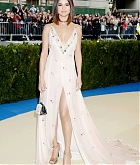 Selena_Gomez_-_2017_MET_Gala_at_The_Metropolitan_Museum_of_Art_on_May_1-77.jpg