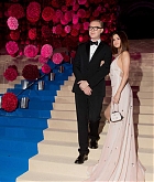 Selena_Gomez_-_2017_MET_Gala_at_The_Metropolitan_Museum_of_Art_on_May_1-78.jpg