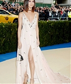Selena_Gomez_-_2017_MET_Gala_at_The_Metropolitan_Museum_of_Art_on_May_1-80.jpg