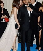 Selena_Gomez_-_2017_MET_Gala_at_The_Metropolitan_Museum_of_Art_on_May_1-81.jpg