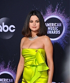 Selena_Gomez_-_2019_American_Music_Awards_at_Microsoft_Theater_in_LA_November_242C_2019-05~0.jpg