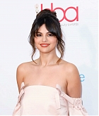 Selena_Gomez_-_2020_Hollywood_Beauty_Awards__in_Los_Angeles2C_2020-02-06-11.jpg