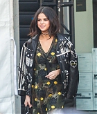 Selena_Gomez_-_Arrives_at_the_Coach_show_during_NYFW_in_New_York_City_on_Feb_14-04.jpg