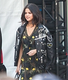 Selena_Gomez_-_Arrives_at_the_Coach_show_during_NYFW_in_New_York_City_on_Feb_14-05.jpg