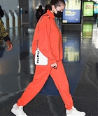 Selena_Gomez_-_Arriving_at_JFK_Airport_in_New_York_November_222C_202102.jpg